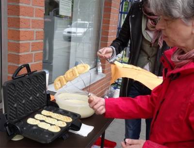 Waffelbacken der CDU OU Diestedde mit dem neuen CDU-Waffeleisen