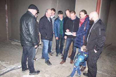 Mitglieder der OU Diestedde informierten sich bei einer Ortsbesichtigung �ber den Fortschritt des Umbaus des  Feuerwehrger�tehauses Diestedde.