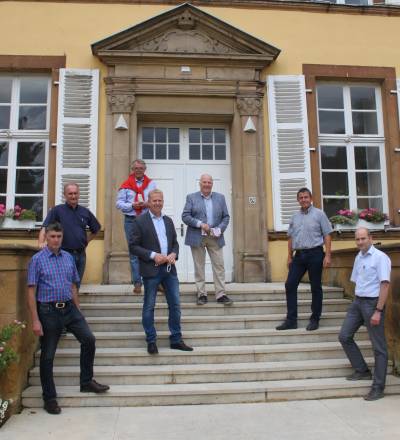 Hausherr und CDU-G�ste auf Schloss Crassenstein v.l. Adolf Vogt, J�rgen R�hl, Schulleiter Dr. Hinners, Henning Rehbaum, Gesch�ftsf�hrer Detlef Ernst, Rudi Luster-Haggeney und Klaus Grothues. 