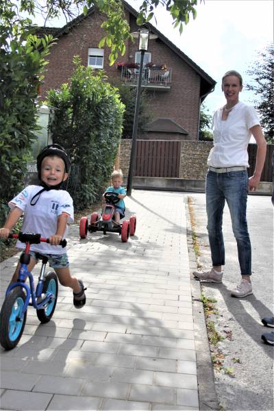 Der neue B�rgersteig auf dem Weg zur Turnhalle und Grundschule Diestedde, ein Antrag der CDU Fraktion, wird 