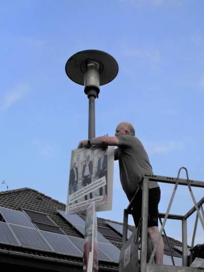 Robert R�cker h�ngt das erste Plakat f�r den Wahlkampf 2020 in Diestedde auf.