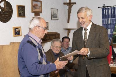 Stefan Braun(r) bedankt sich bei Hubert Lseke fr 40 Jahre Mitgliedschaft in der CDU.
Foto: Benedikt Brggenthies