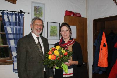 Mit Blumen bedankte sich Stefan Braun bei Astrid Hlkemann, die die Plne der Landbckerei Hlkemann den CDU Mitgliedern in Diestedde vorstellte. Foto: Schomacher