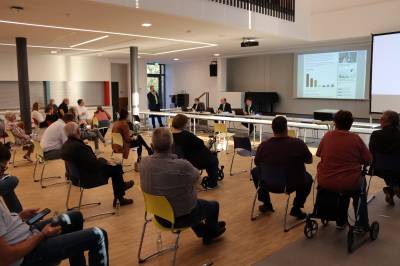 Mit groem Interesse wurde in der Sekundarschule das Wahlergebnis der Kommunalwahlen 2020 verfolgt. Brgermeister und CDU waren mit dem Ergebnis sehr zufrieden, spiegelte es doch die Zufriedenheit der Brger mit ihren Politikern wider.