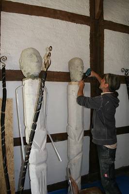 Bildhauersymposium 2014: Jrg Spting arbeitet an seinen drei Pilgern