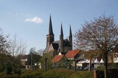 St.Margareta vom Rathausplatz aus gesehen.