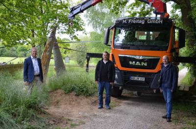 Ehren
amtliches
Engagement der heimischen Wirtschaft
:
Das Bauunternehmen Freitag GmbH
unterst�tzt den Heimatverein Liesborn und die Gemeinde bei der Aufstellung des S
teintor, welches
beim letzten Bildhauersymposium
entstanden ist und zwischenzeitlich auf der nieders�chsischen
Landesgartenschau in Iburg stand