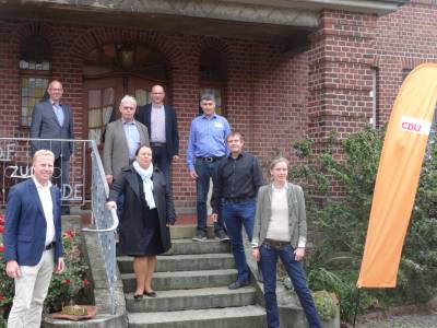 Gruppenbild mit der NRW-Landwirtschaftsministerin Ursula Heinen-Esser auf dem Hof von Fanilie Vogt in Diestedde.