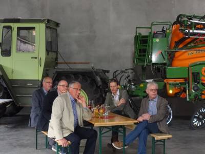 Mit gro�em Interesse h�rten Politiker und Vertreter der Landwirtschaft Ministerin Ursula Heinen-Esser zu.