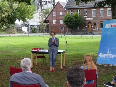 Ministerin Ina Scharrenbach berichtete in Wadersloh, dass ihr Ministerium einen F�rderpreis f�r Heimatpflege ausgeschrieben hat.