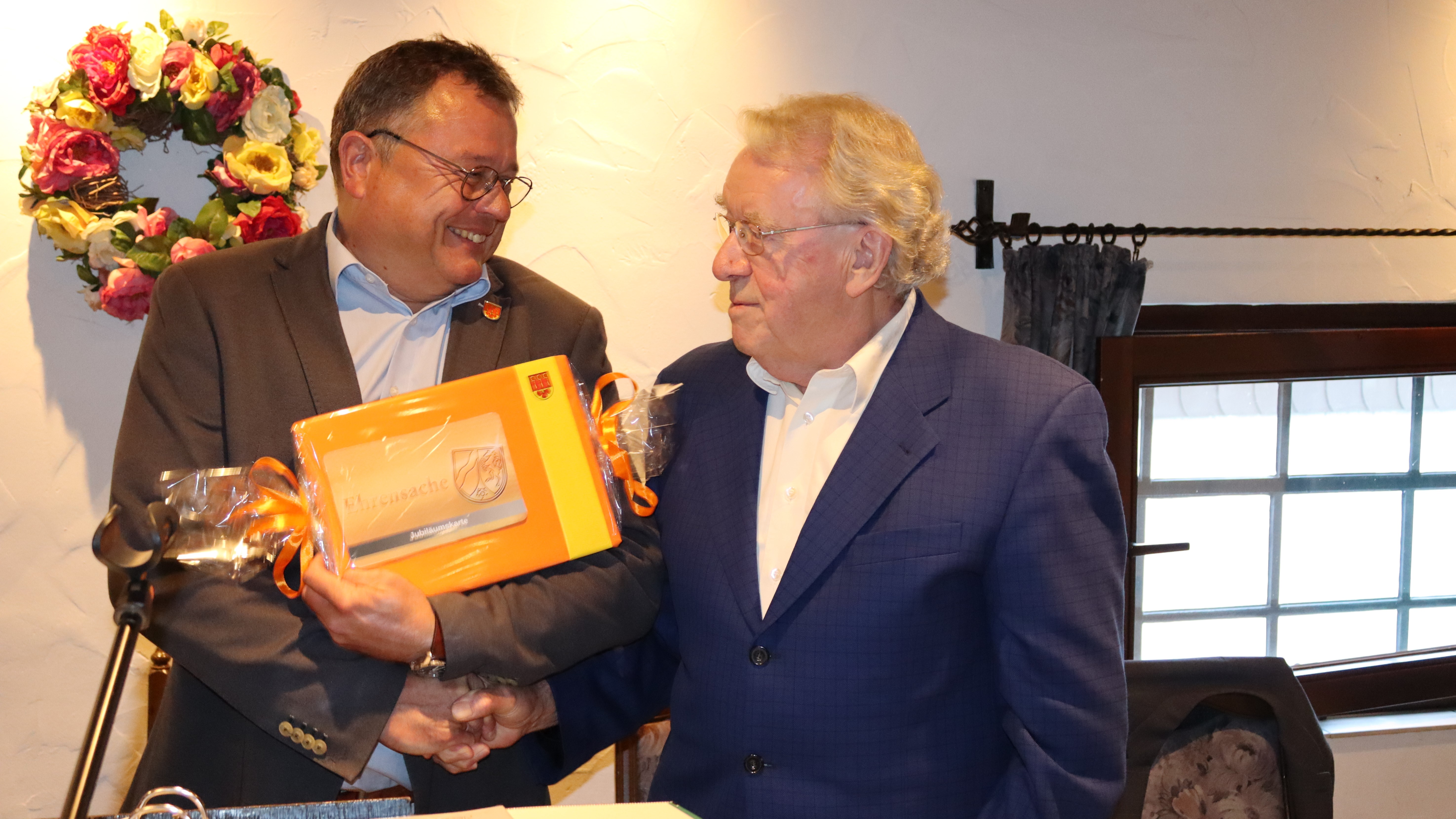 Bürgermeitser Christian Thegelkamp bedankt sich bei Karl  Mense für die langjährige ehrenamtliche Tätigkeit für die Seniorenunion.