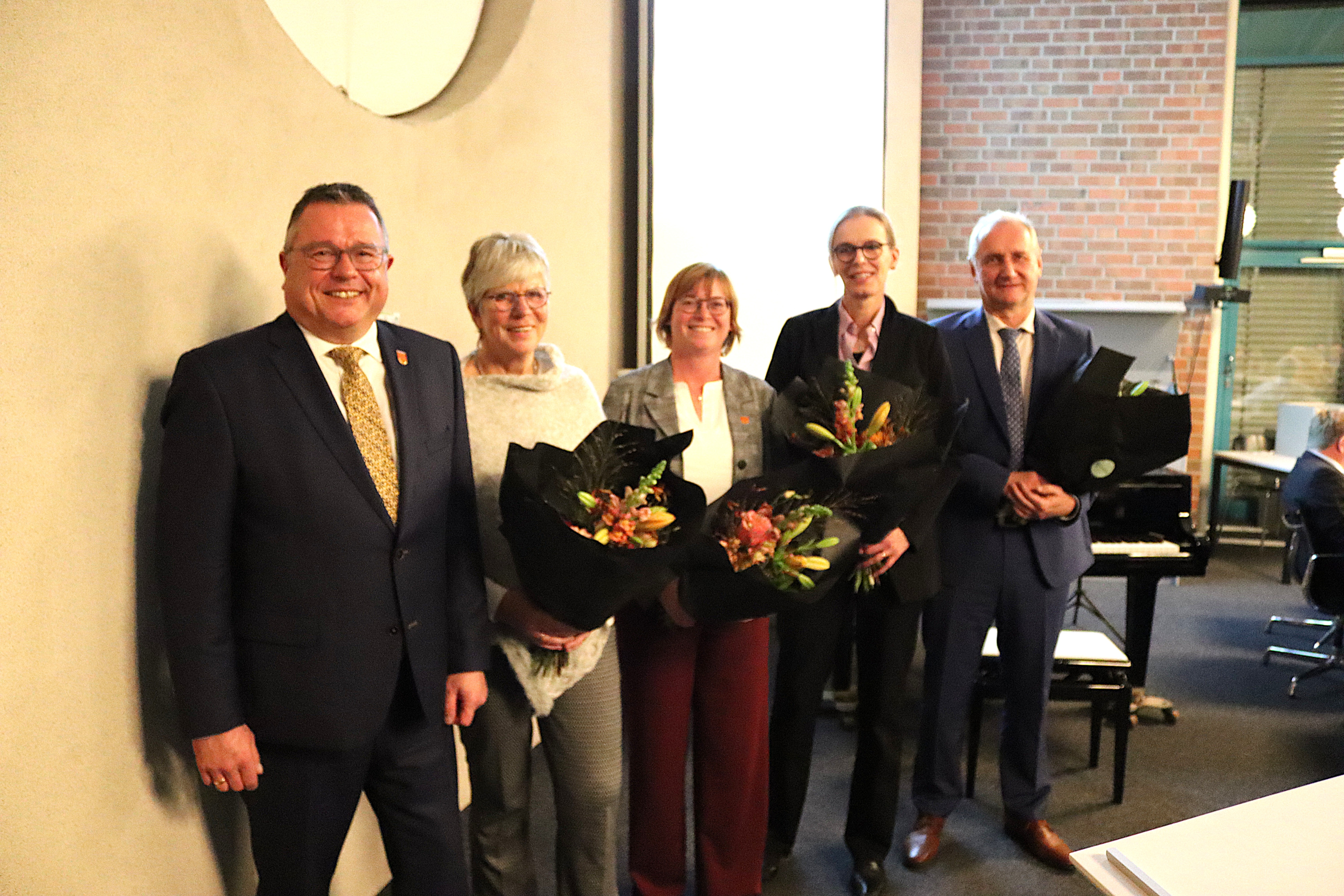 Brgermeister Christian Thegelkamp und von links die scheidende stellv. Brgermeisterin Maria Eilhard-Adams und die neuen Stellvertreter des BM: Alexandra Essel, Dr. Ulrike Keitlinghaus und Jrgen Rhl